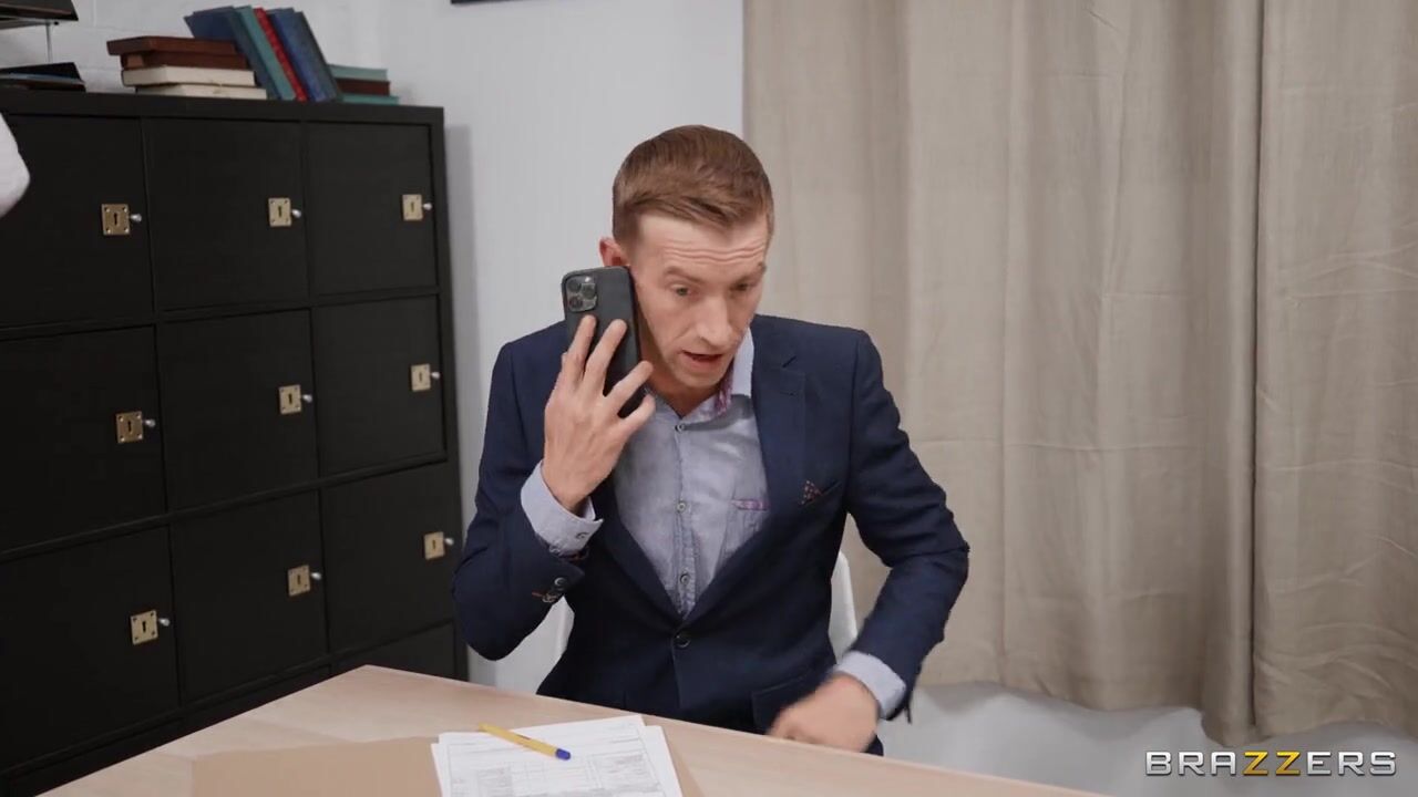 Офисная шлюшка жаждет горячего мужского члена